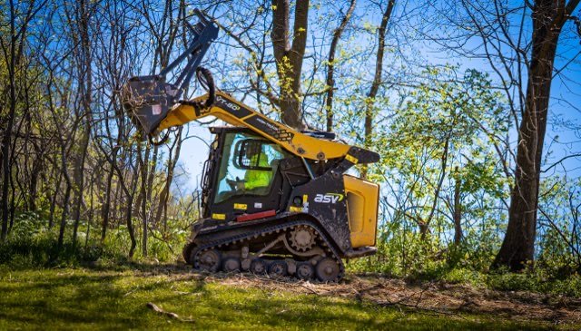 Tracked forestry mulcher working between trees